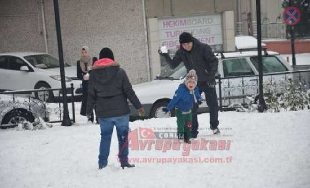 Çocukların Ve Ailelerin Kar Keyfi