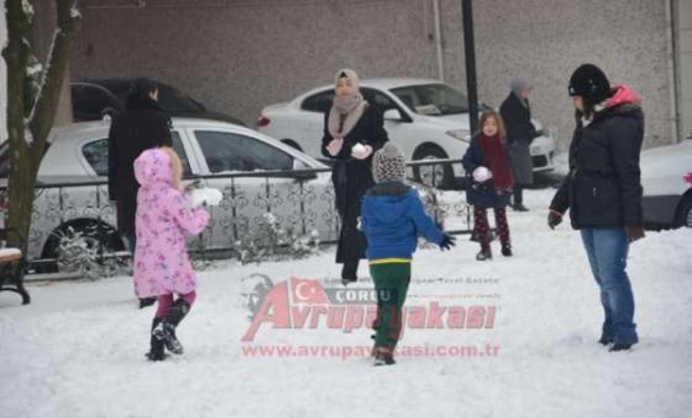 Çocukların Ve Ailelerin Kar Keyfi