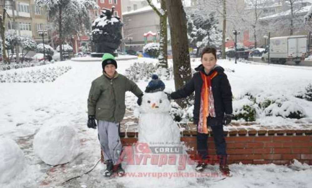 Çocukların Ve Ailelerin Kar Keyfi