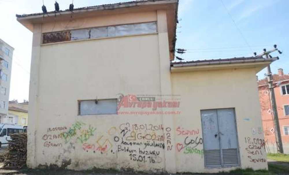 Trafolar Yazılarla Dolu