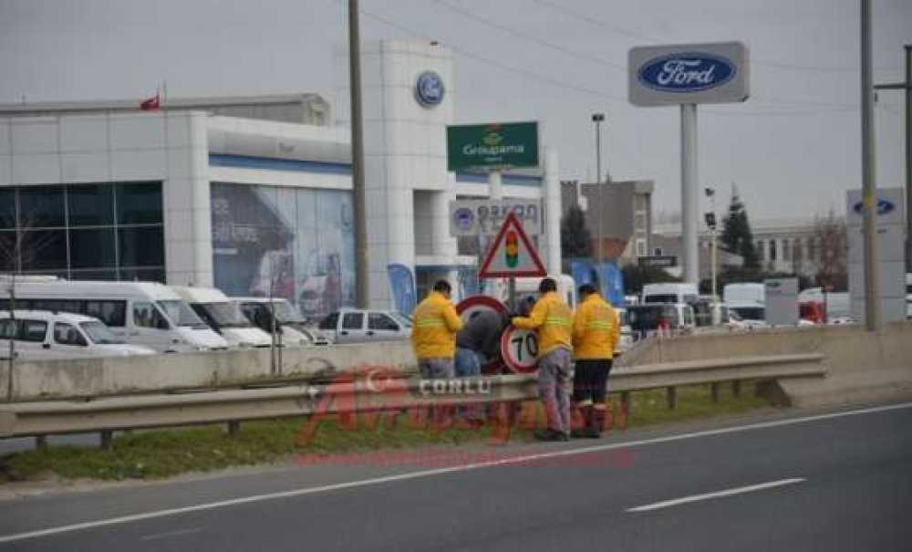 Karayolları Ekiplerinden Tabela Çalışması
