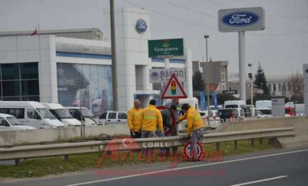 Karayolları Ekiplerinden Tabela Çalışması