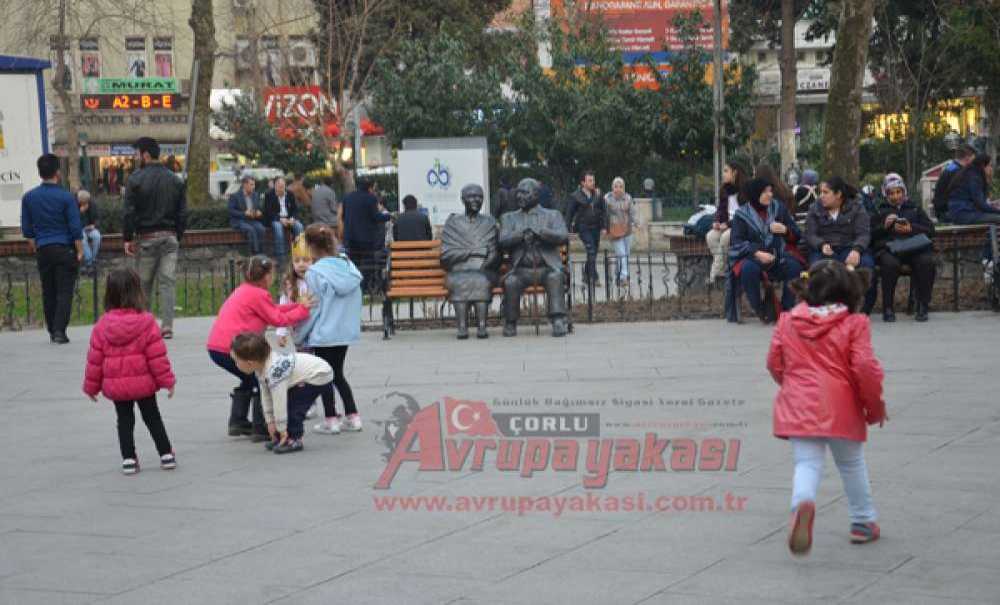 Güzel Havayı Gören Sokağa Çıktı, Meydanlar Doldu Taştı