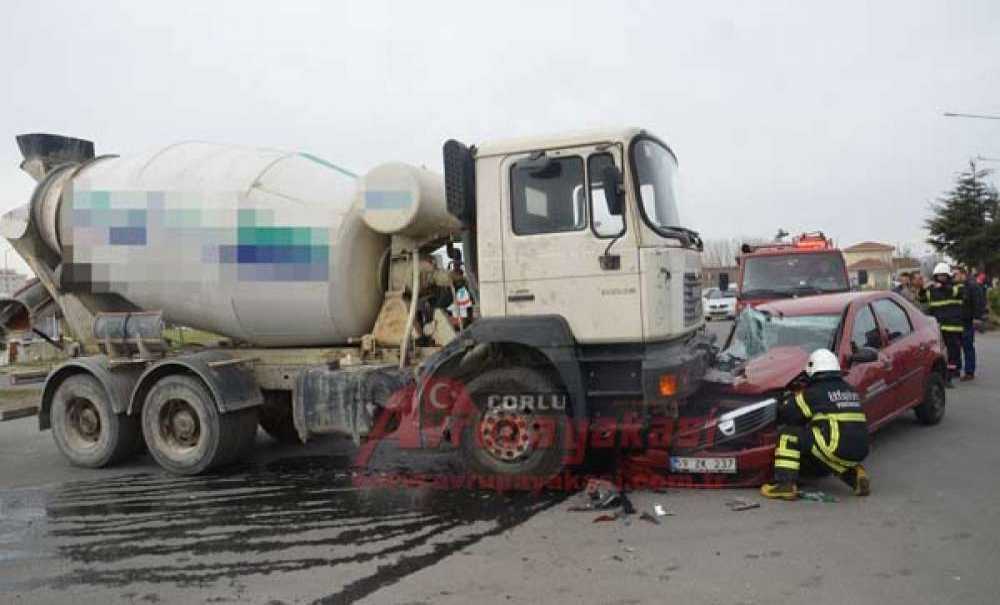 Beton Mikseri Ile Otomobil Çarpıştı: 2 Yaralı