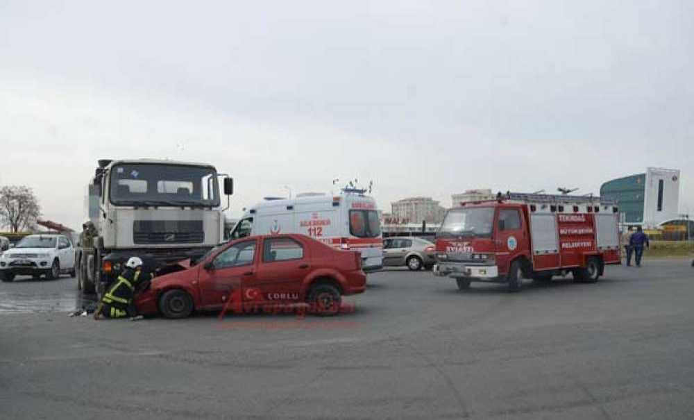 Beton Mikseri Ile Otomobil Çarpıştı: 2 Yaralı