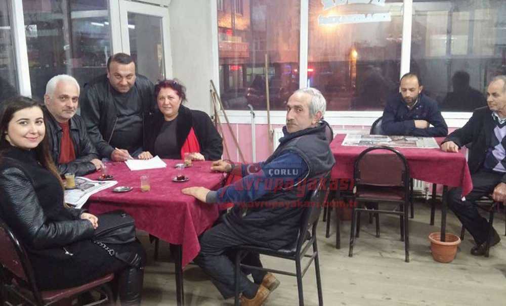 Mahalle Muhtarı Kapı Kapı Dolaşıp İmza Topluyor