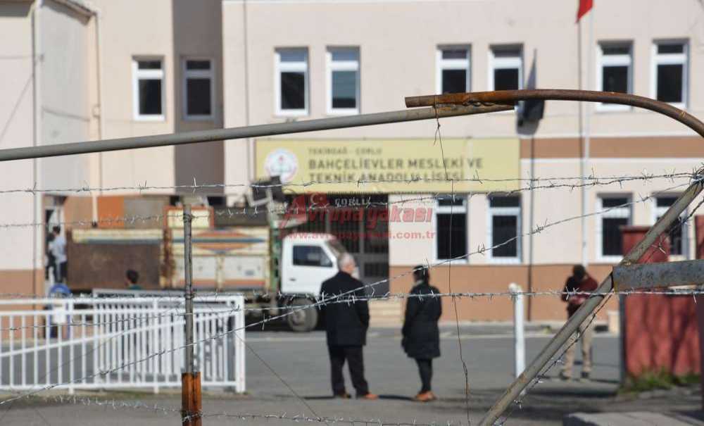 Okulun Önüne Dikenli Tel Çekildi