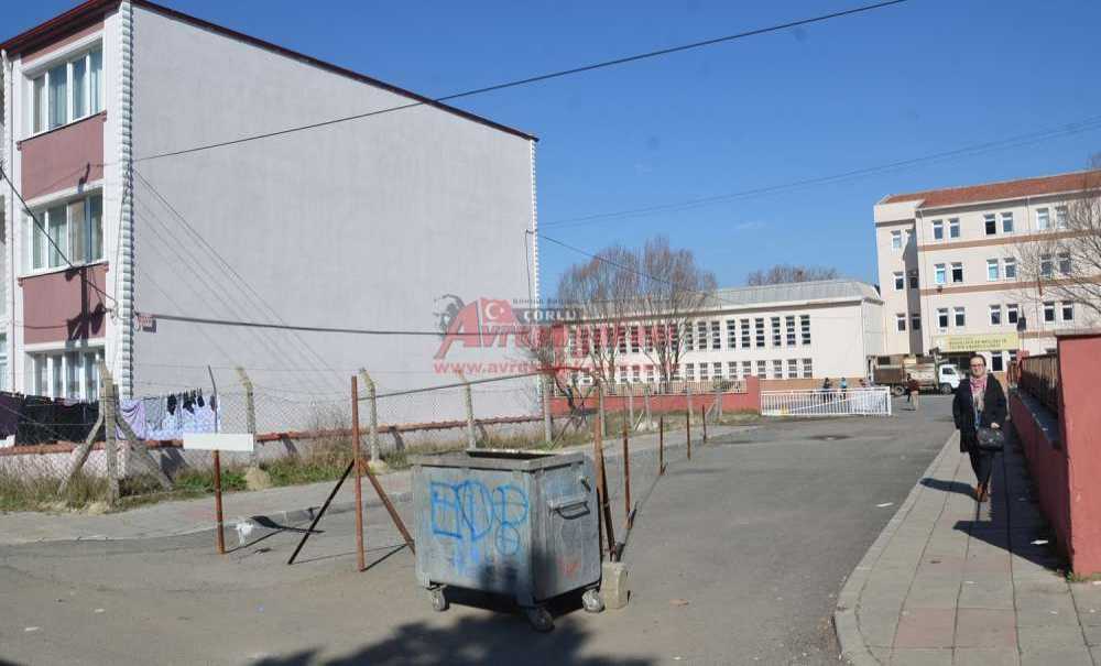 Okulun Önüne Dikenli Tel Çekildi