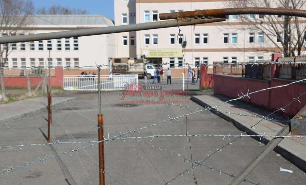 Okulun Önüne Dikenli Tel Çekildi