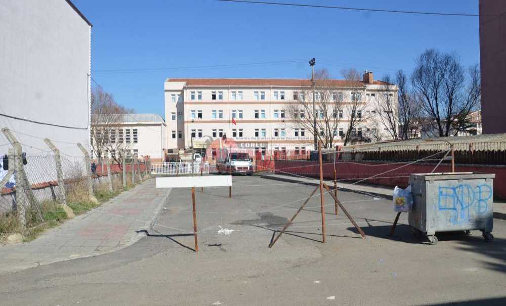 Okulun Önüne Dikenli Tel Çekildi