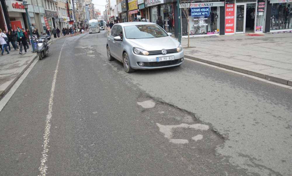 Bozuk Yollar Sürücüleri İsyan Ettiriyor