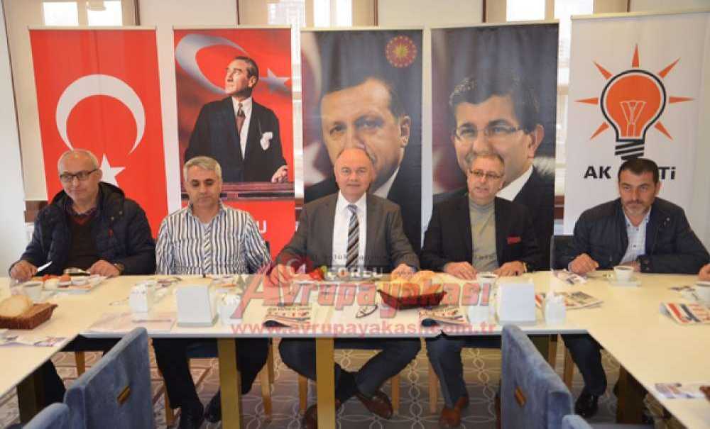 Ak Parti'nin Eski Başkanı İsmet Albayrak:“Siyaset İnsanlara Hizmet Etmek İçin Yapılır”