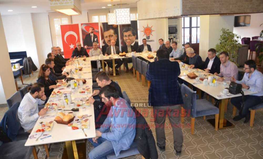 Ak Parti'nin Eski Başkanı İsmet Albayrak:“Siyaset İnsanlara Hizmet Etmek İçin Yapılır”