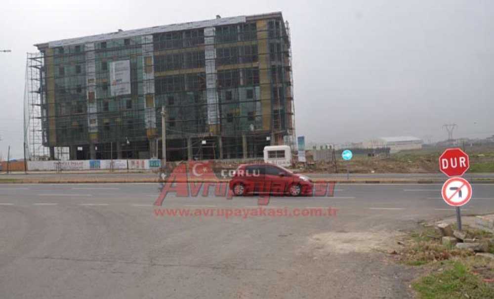 Bülent Ecevit Bulvarı'nda Bazı Geçişler Kapatıldı