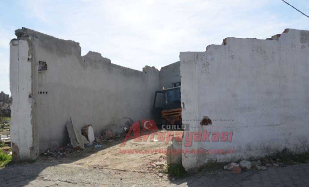 Metruk Evler Yıkılmayı Bekliyor
