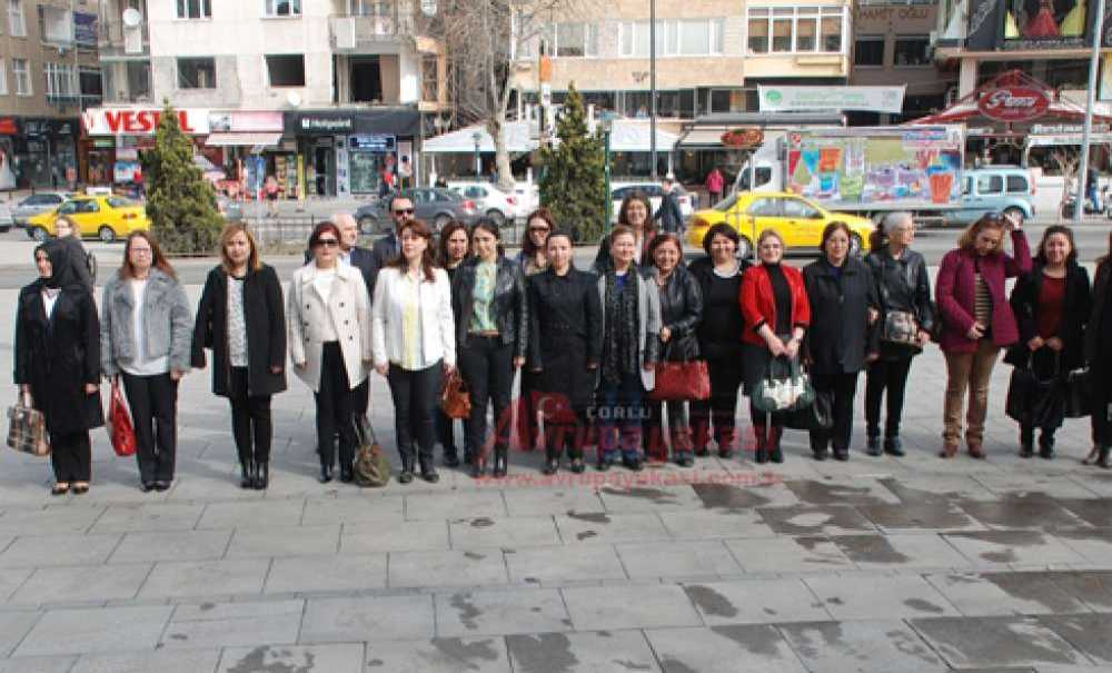 Kadın Muhasebecilerden Atatürk Anıtına Çelenk