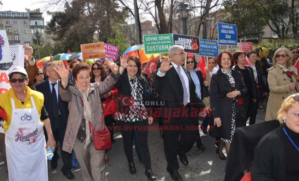 Kent Konseyi Kadın Meclisi'nden Renkli Yürüyüş