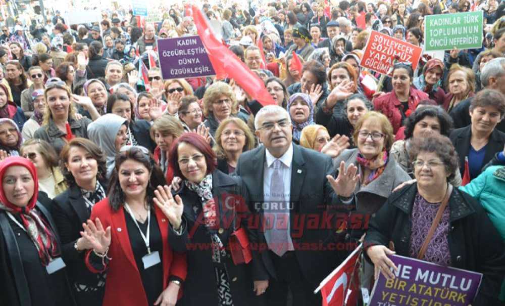 Kent Konseyi Kadın Meclisi'nden Renkli Yürüyüş