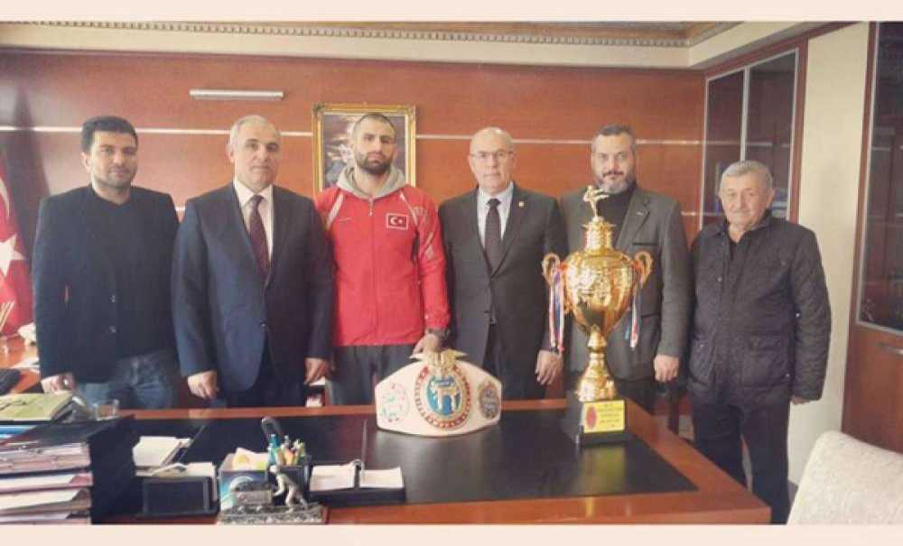 Dünya Şampiyonu Çorlulu Sporcu Kemerini Kaymakam Kılıç`a Götürdü