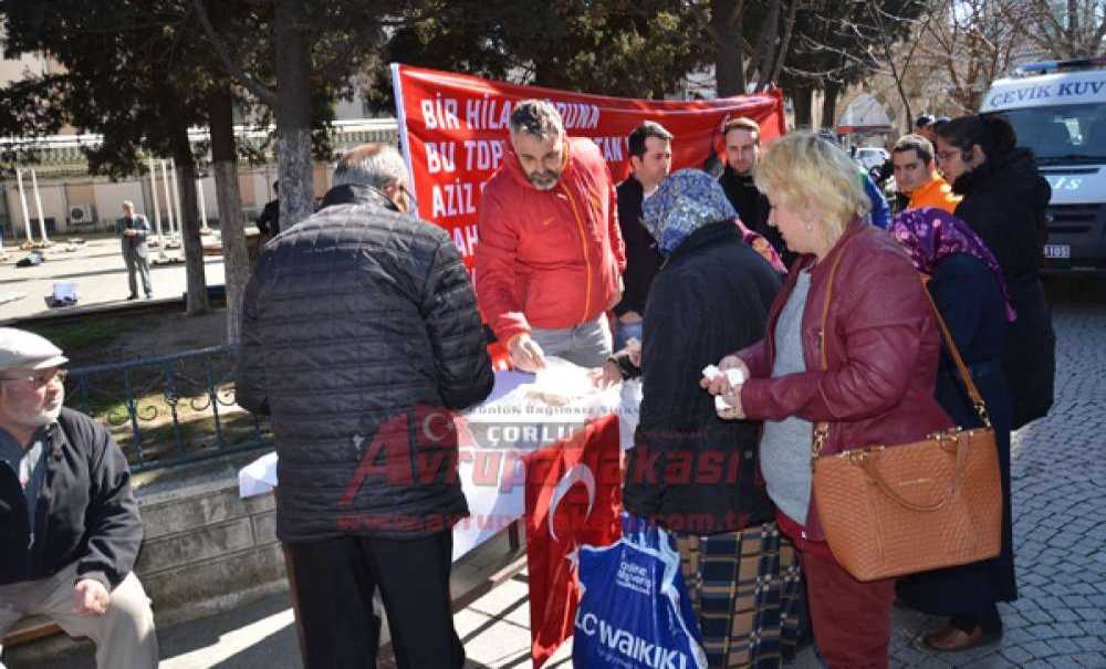 Ultraslan 18 Mart Nedeniyle Lokum Dağıttı