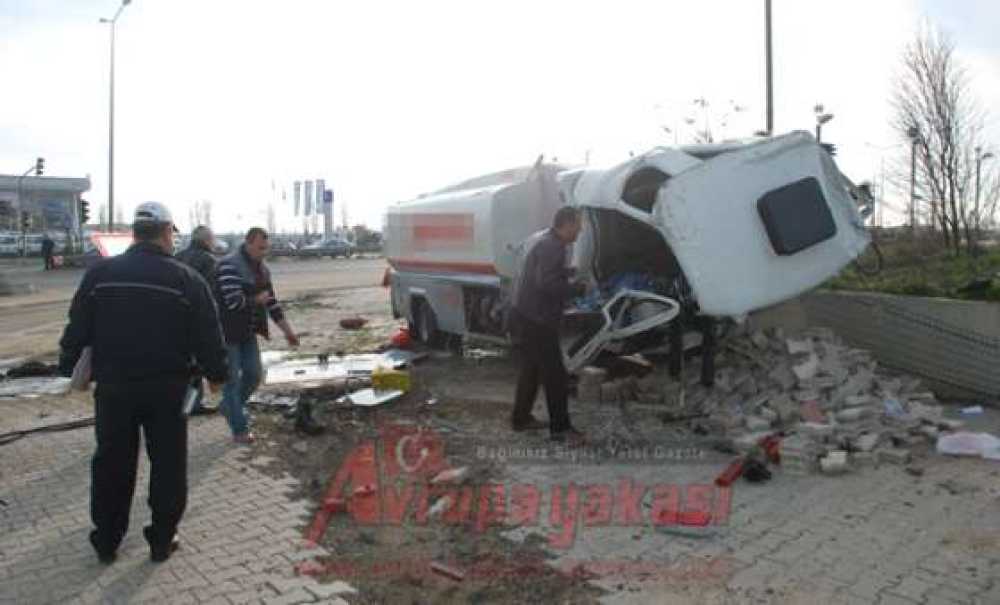 Akaryakıt Tankeri Kaza Yaptı: 1 Yaralı