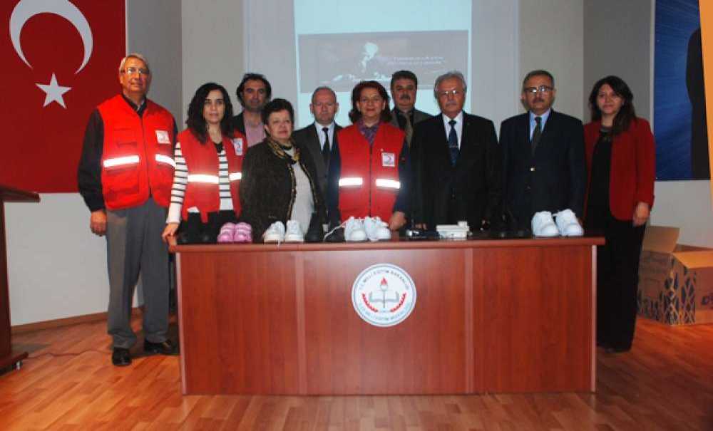 Kızılay`dan İhtiyaç Sahibi Öğrencilere Yardım