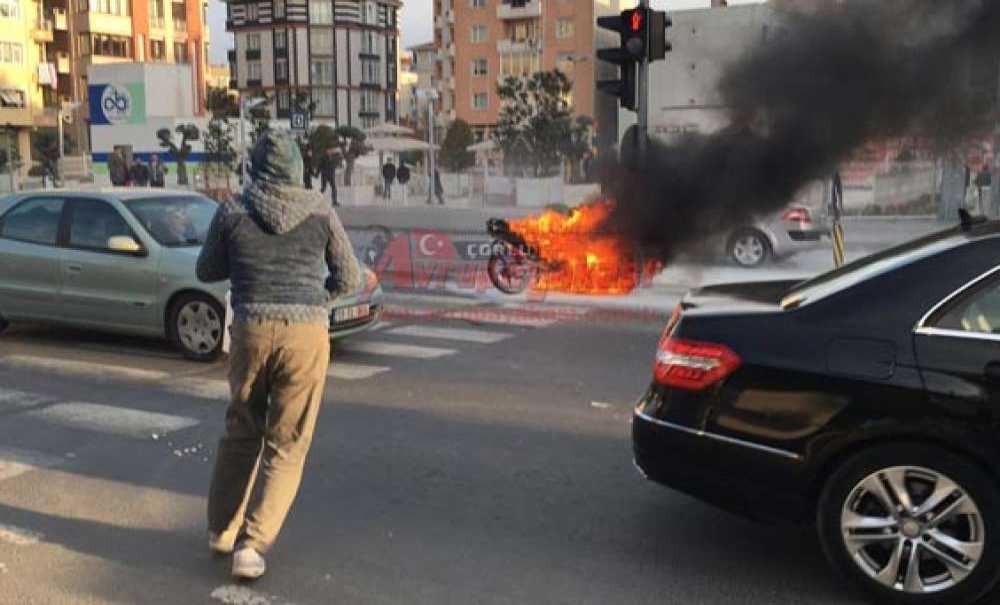 Seyir Halindeki Motosiklet Alev Aldı
