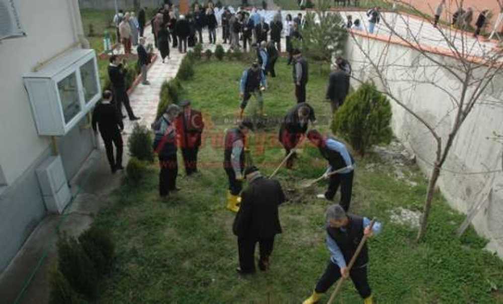 Çorlu Huzurevinde Kalan Yaşlılar Ağaç Dikti
