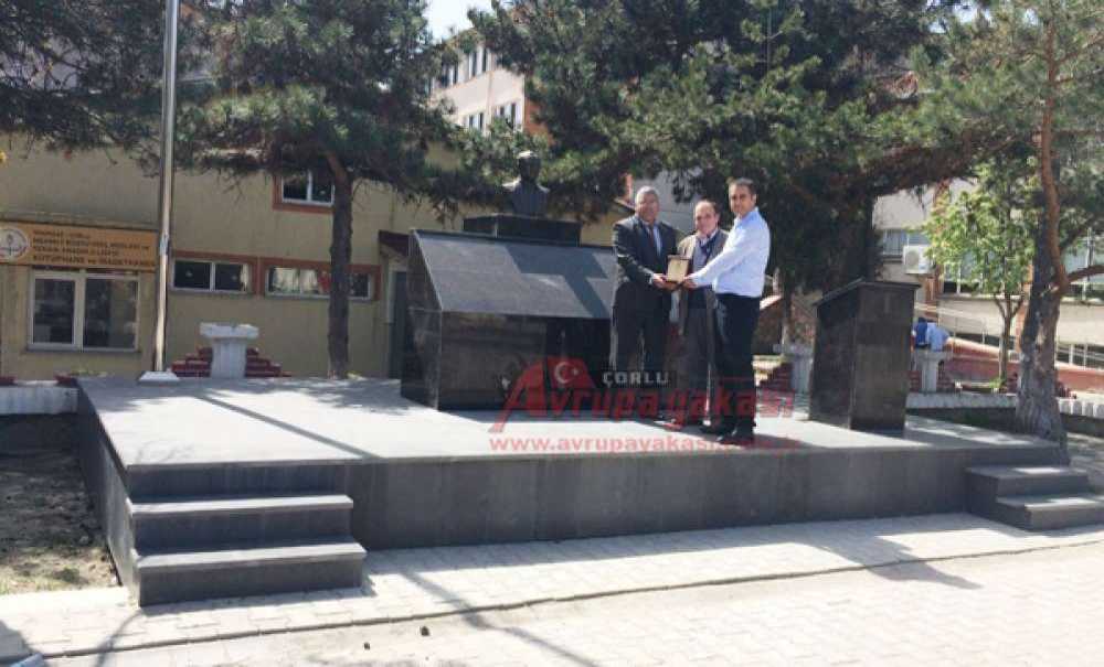 Orman Ailesi Çorlu Mru Endüstri Meslek Lisesi`ne Atatürk Büstü Yaptırdı