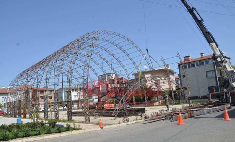 Spor Sahası Sökülüyor