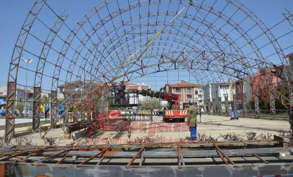 Spor Sahası Sökülüyor