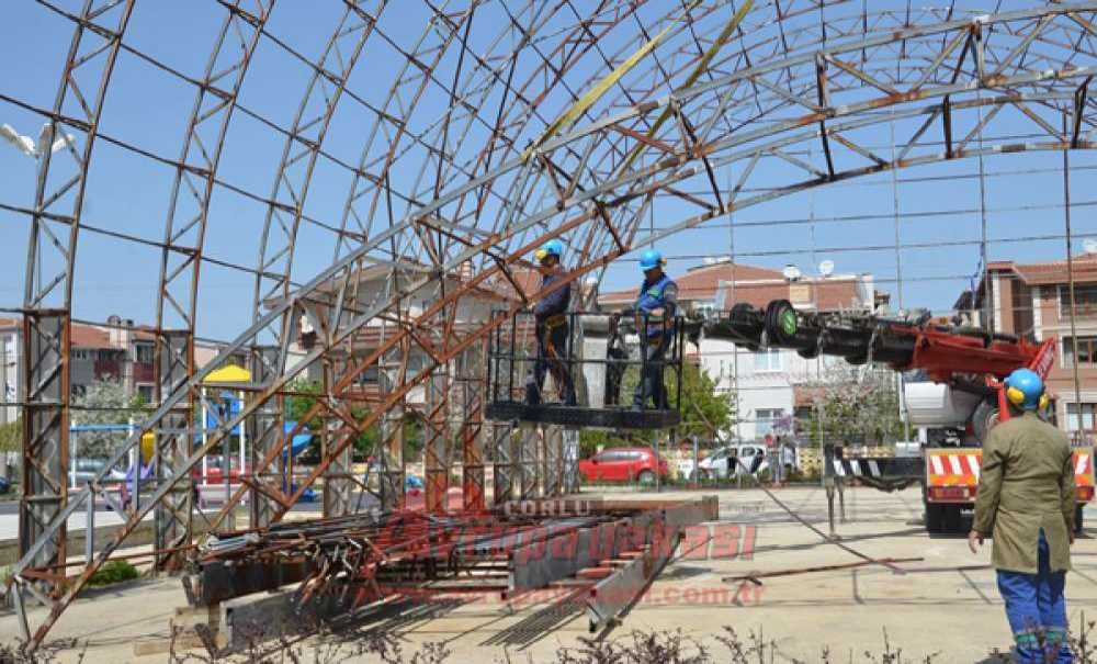 Spor Sahası Sökülüyor