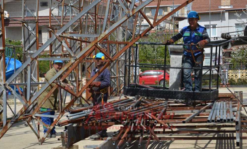 Spor Sahası Sökülüyor