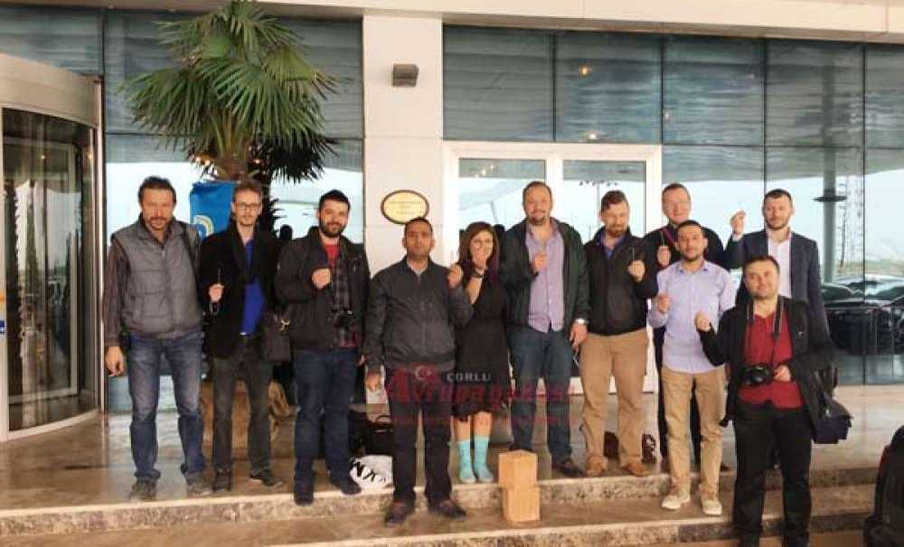 Gazetecilerden Tuğla Ve Çivi Göndermesi