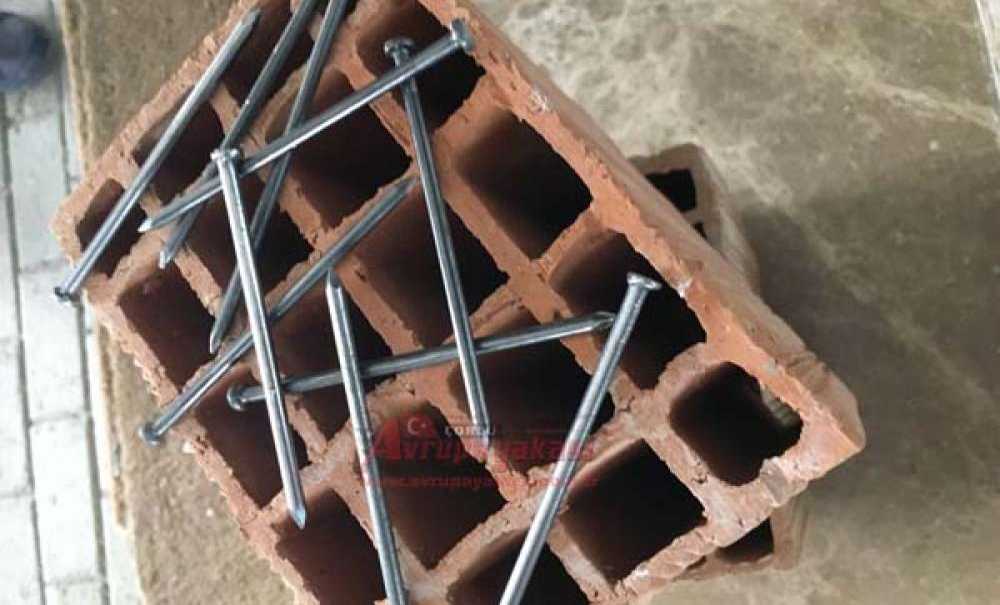 Gazetecilerden Tuğla Ve Çivi Göndermesi