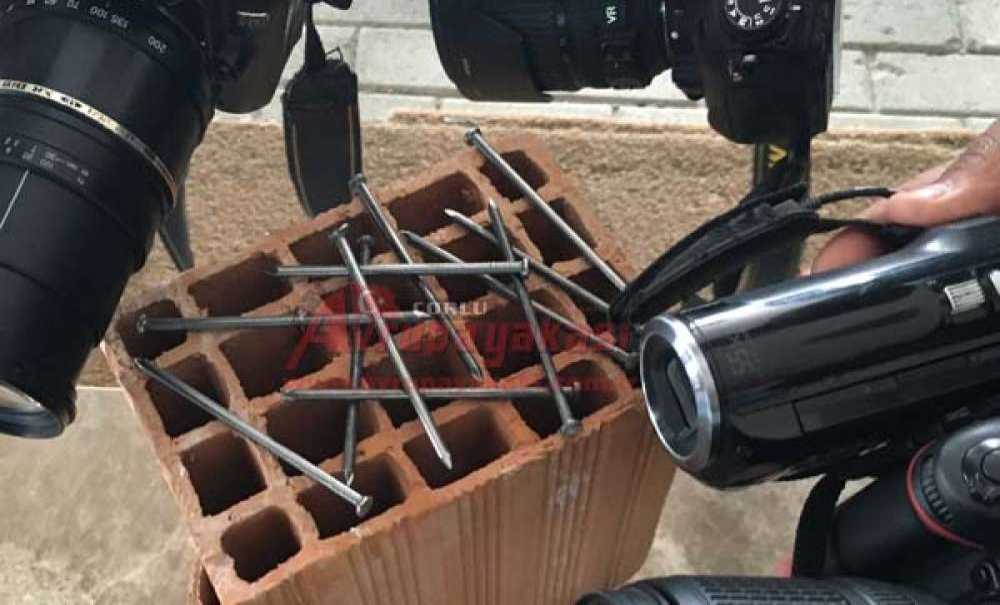 Gazetecilerden Tuğla Ve Çivi Göndermesi