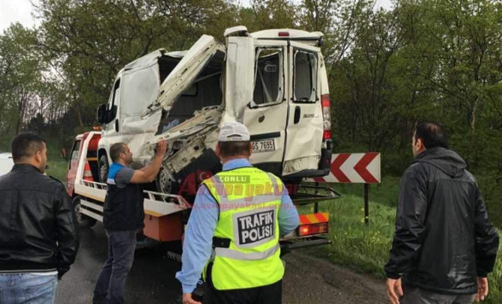 Tir Damacana Yüklü Panelvana Çarptı