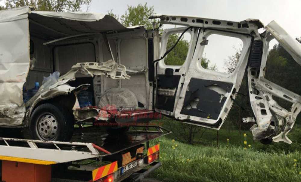 Tir Damacana Yüklü Panelvana Çarptı