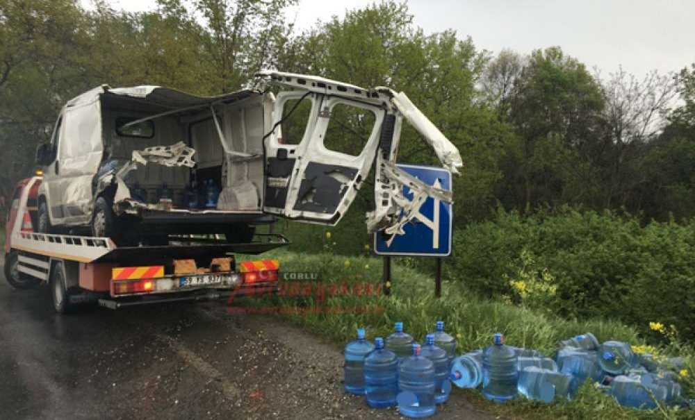 Tir Damacana Yüklü Panelvana Çarptı