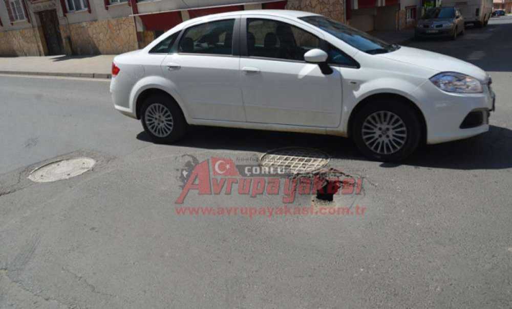 Mustafa Kemal Caddesi'nde Yol Çöktü