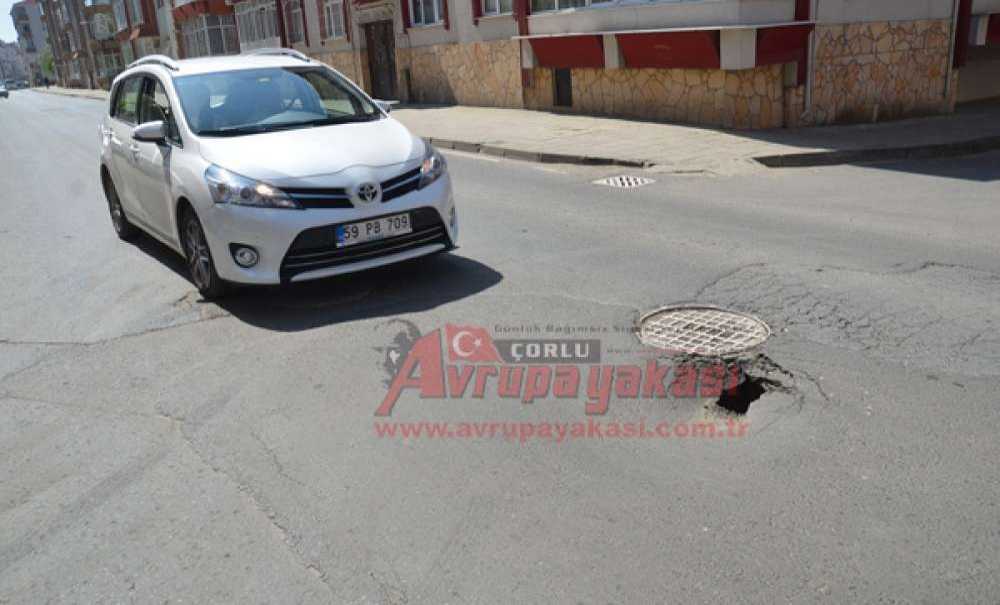 Mustafa Kemal Caddesi'nde Yol Çöktü