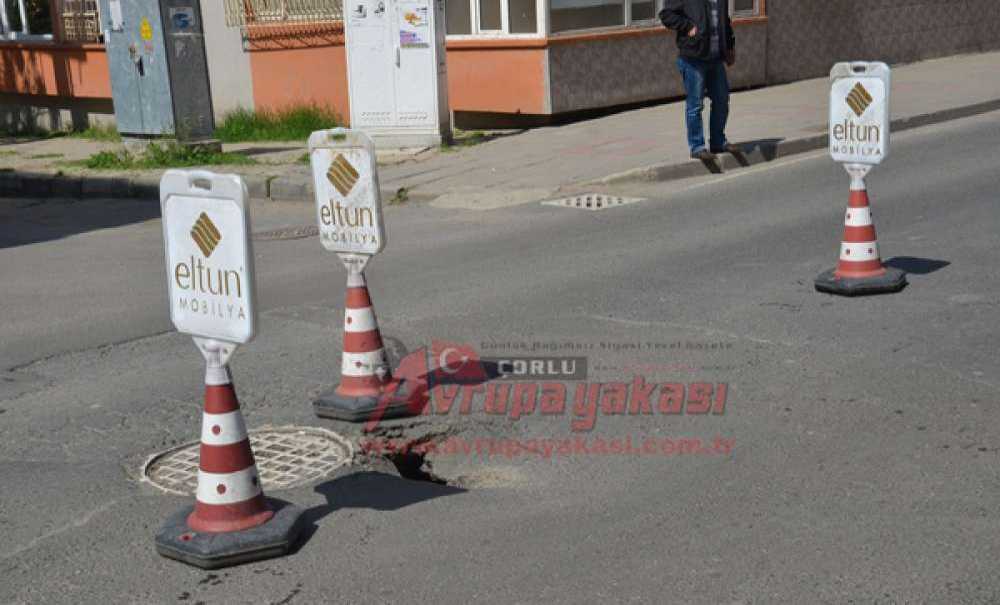 Mustafa Kemal Caddesi'nde Yol Çöktü