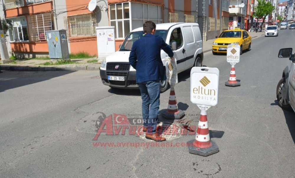 Mustafa Kemal Caddesi'nde Yol Çöktü
