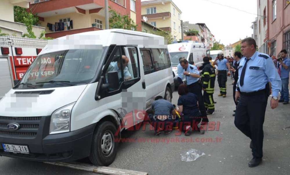 Yolda Yürüyen Kadın Manevra Yapan Minibüsün Altında Kaldı