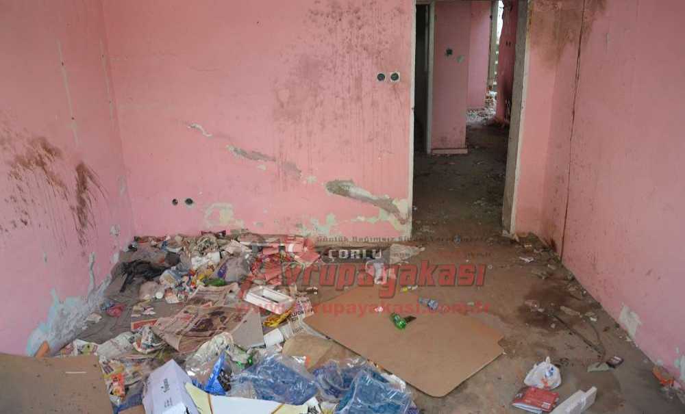 Mahalleli Metruk Evden Şikayetçi