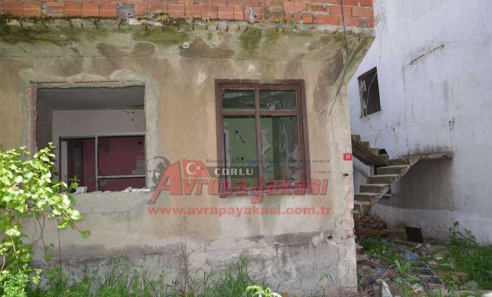 Mahalleli Metruk Evden Şikayetçi