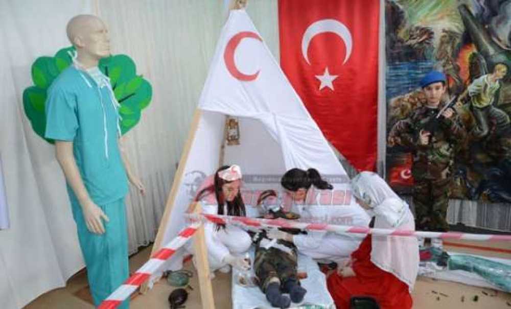 Furtuni Ve İsak Pinhas Ortaokulu Resim Kulübü'nden Çanakkale Sergisi