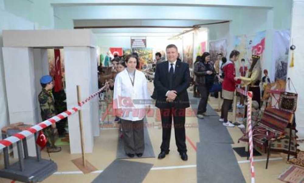 Furtuni Ve İsak Pinhas Ortaokulu Resim Kulübü'nden Çanakkale Sergisi