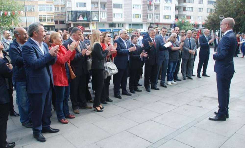 Müdür Güçlü`den Atatürk Anıtı`na Çelenk