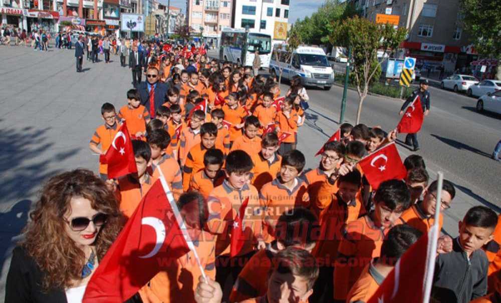 Çorlulu Öğrenciler Şehitleri Andı